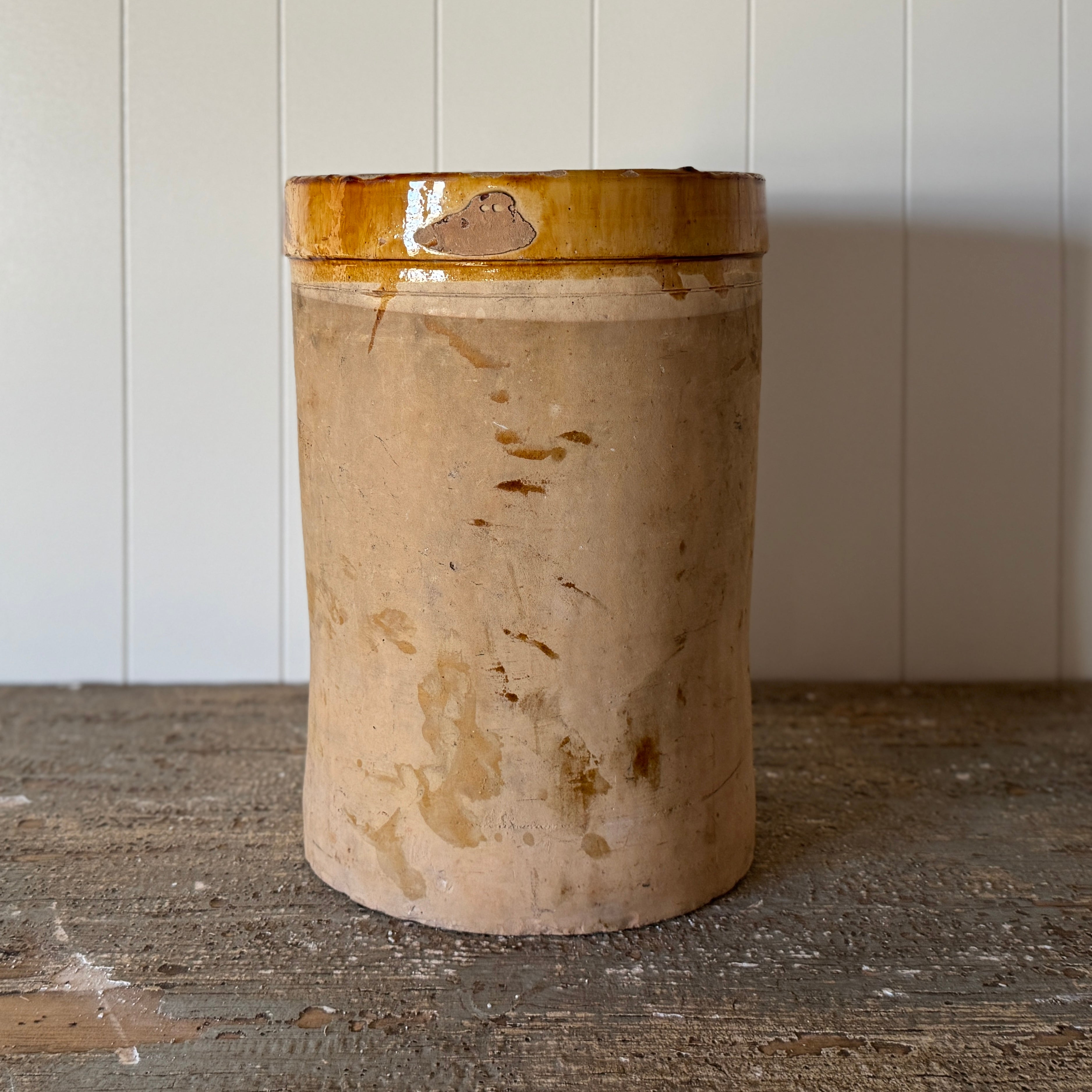 Grand pot italien antique en terre cuite avec bord émaillé couleur moutarde