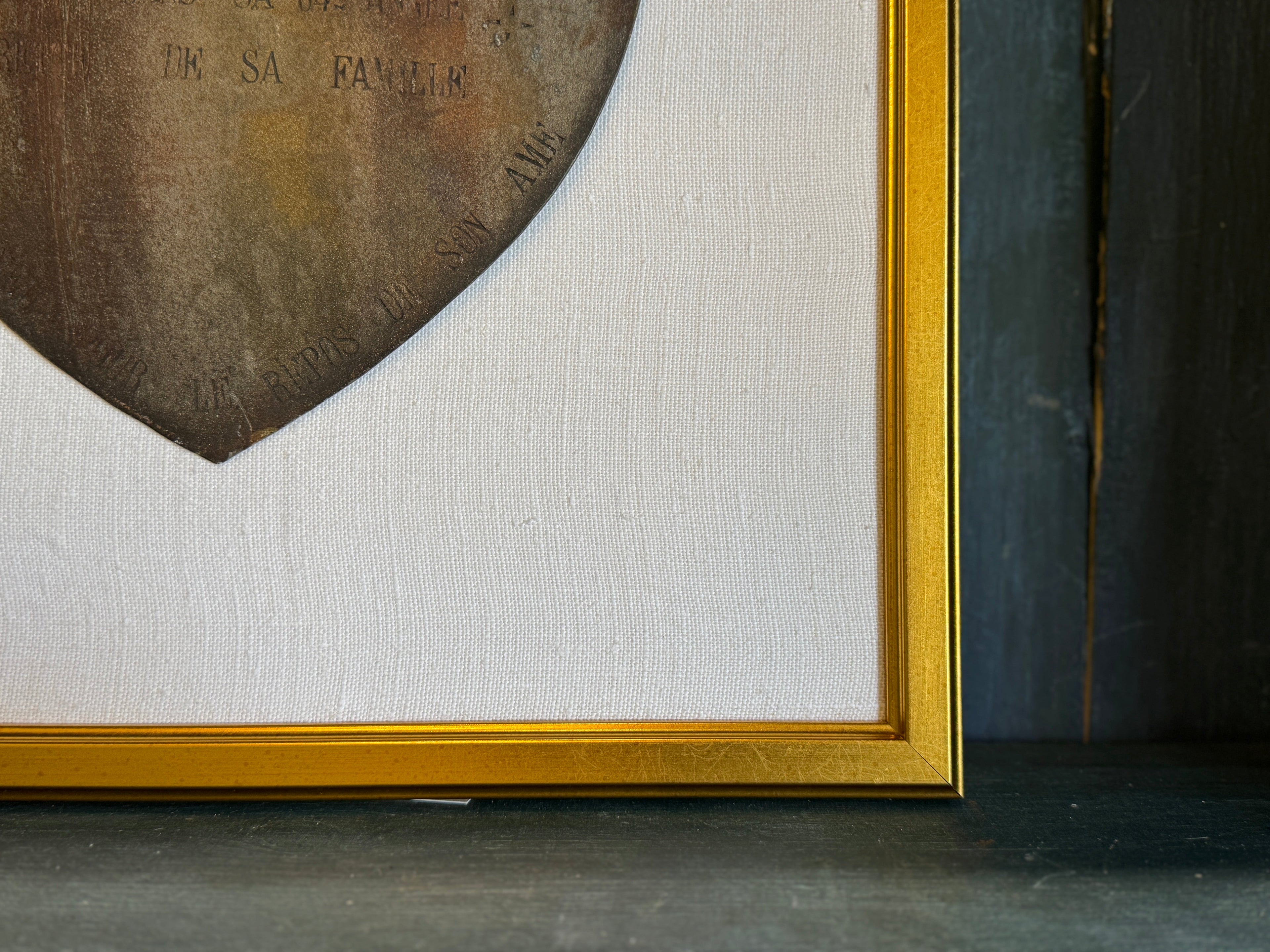 Panneau métallique antique encadré sur tapis en lin blanc