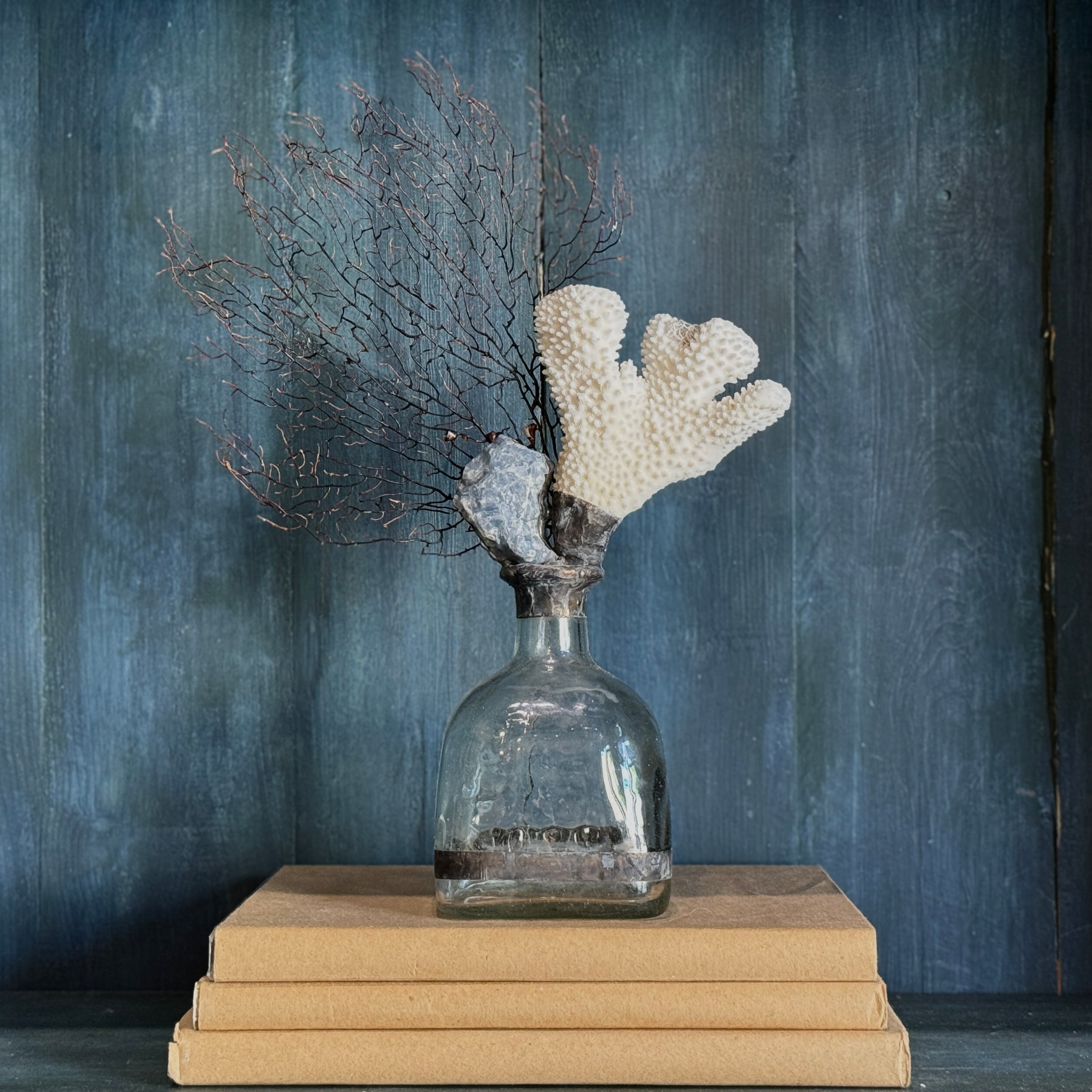 Bouteille sculptée en corail et éventail de mer fabriquée à la main