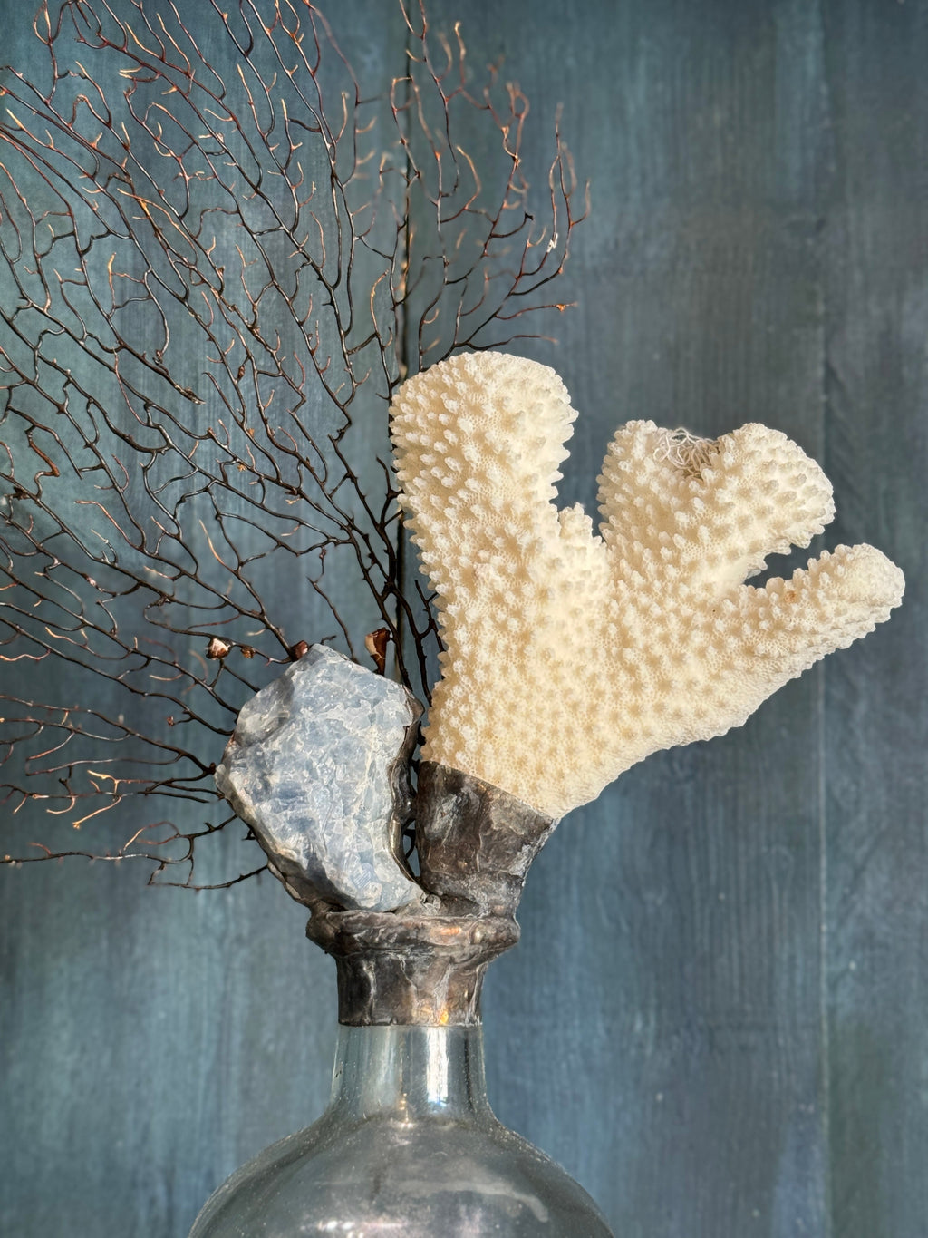 Bouteille sculptée en corail et éventail de mer fabriquée à la main
