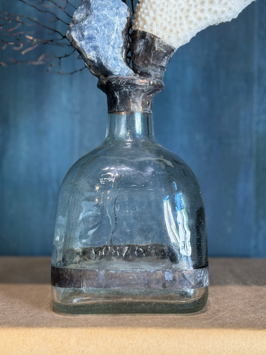 Bouteille sculptée en corail et éventail de mer fabriquée à la main