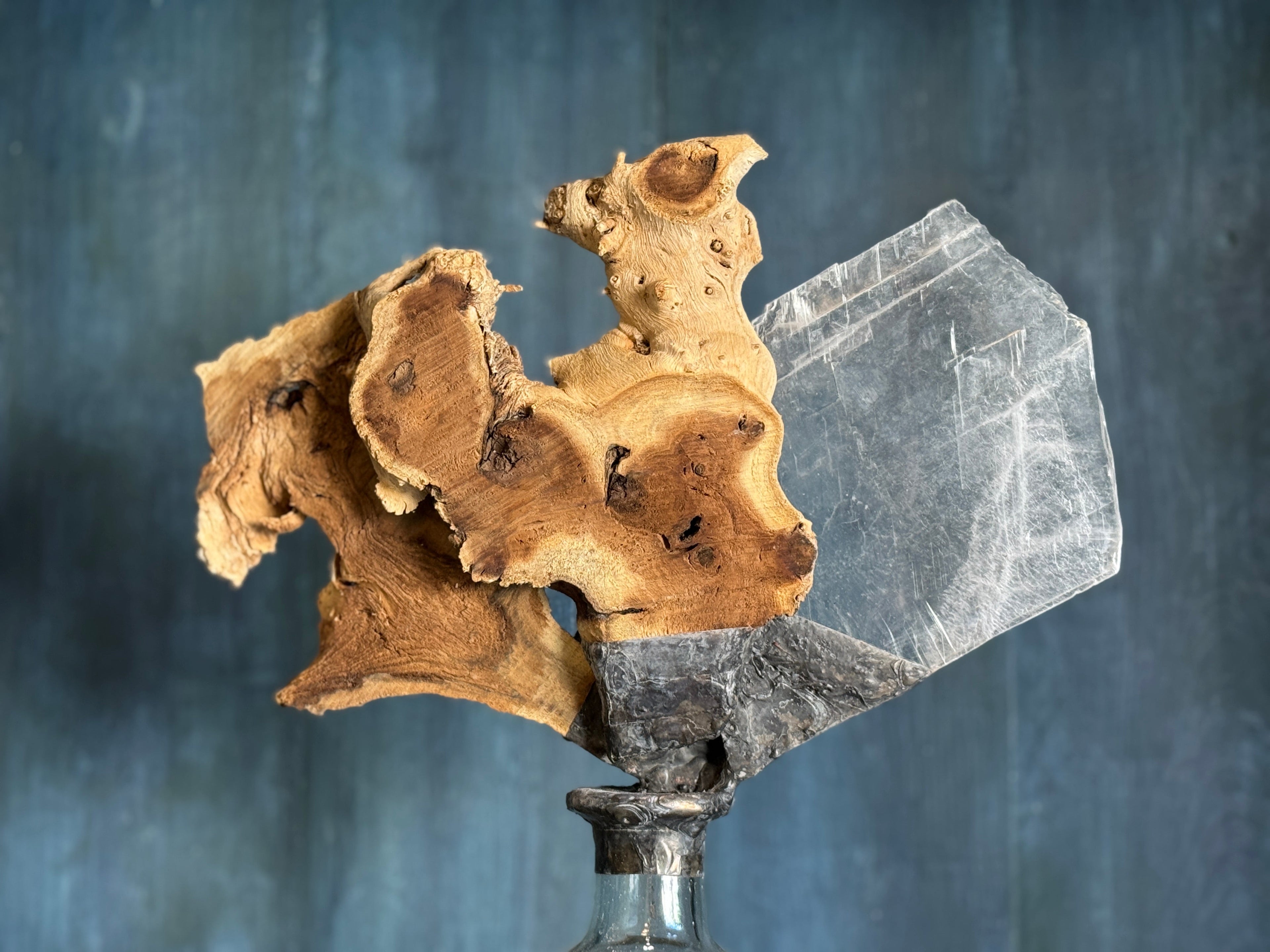 Bouteille sculpturale en bois flotté fabriquée à la main