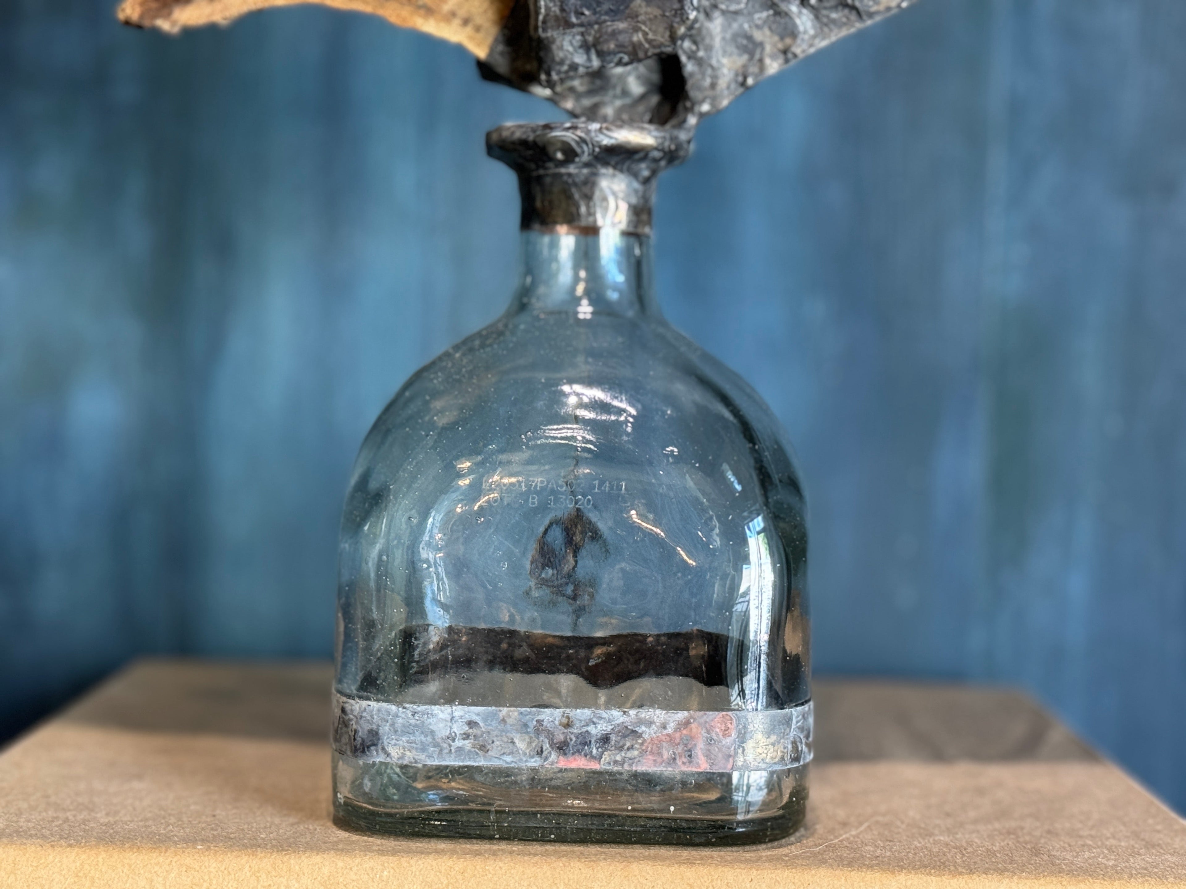 Bouteille sculpturale en bois flotté fabriquée à la main