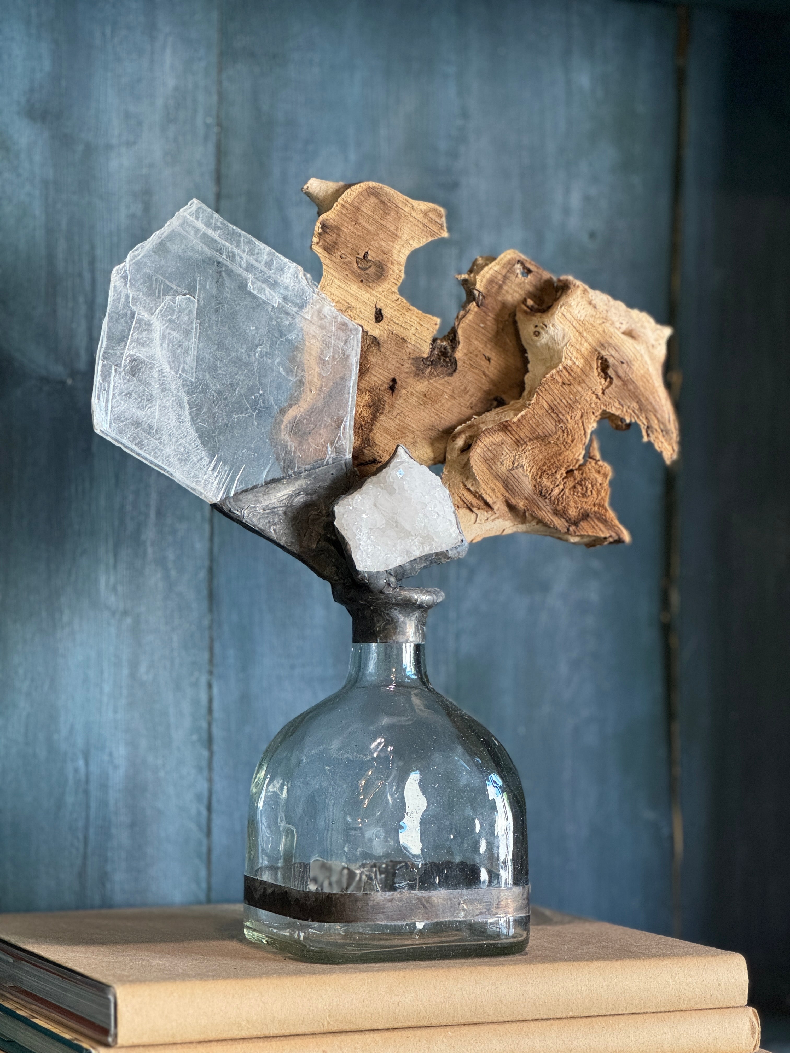 Bouteille sculpturale en bois flotté fabriquée à la main