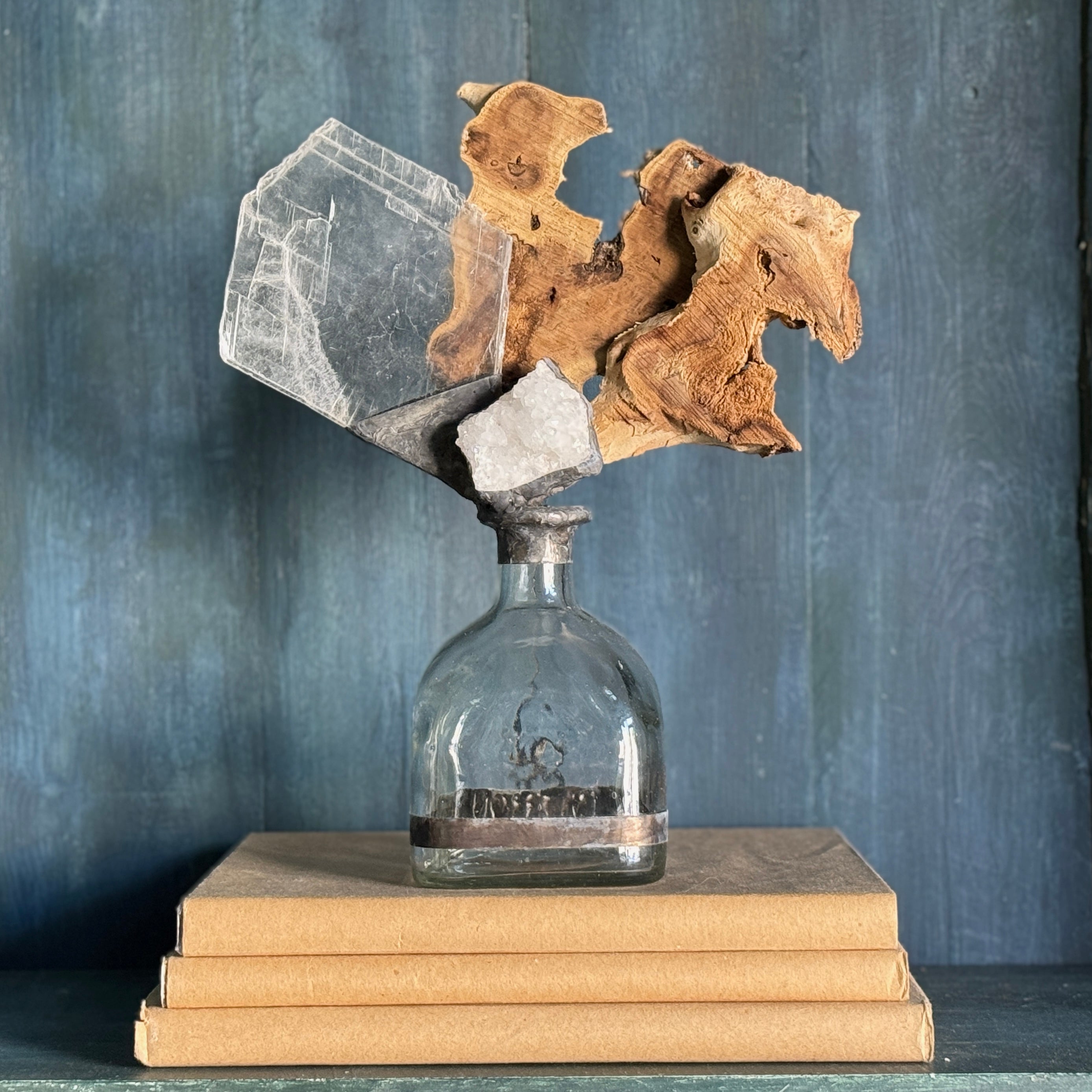 Bouteille sculpturale en bois flotté fabriquée à la main