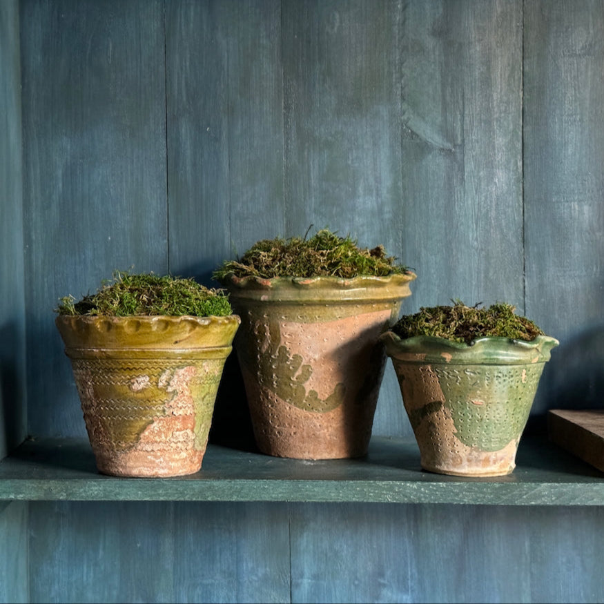 Pot en terre cuite festonné vintage avec détails émaillés verts 