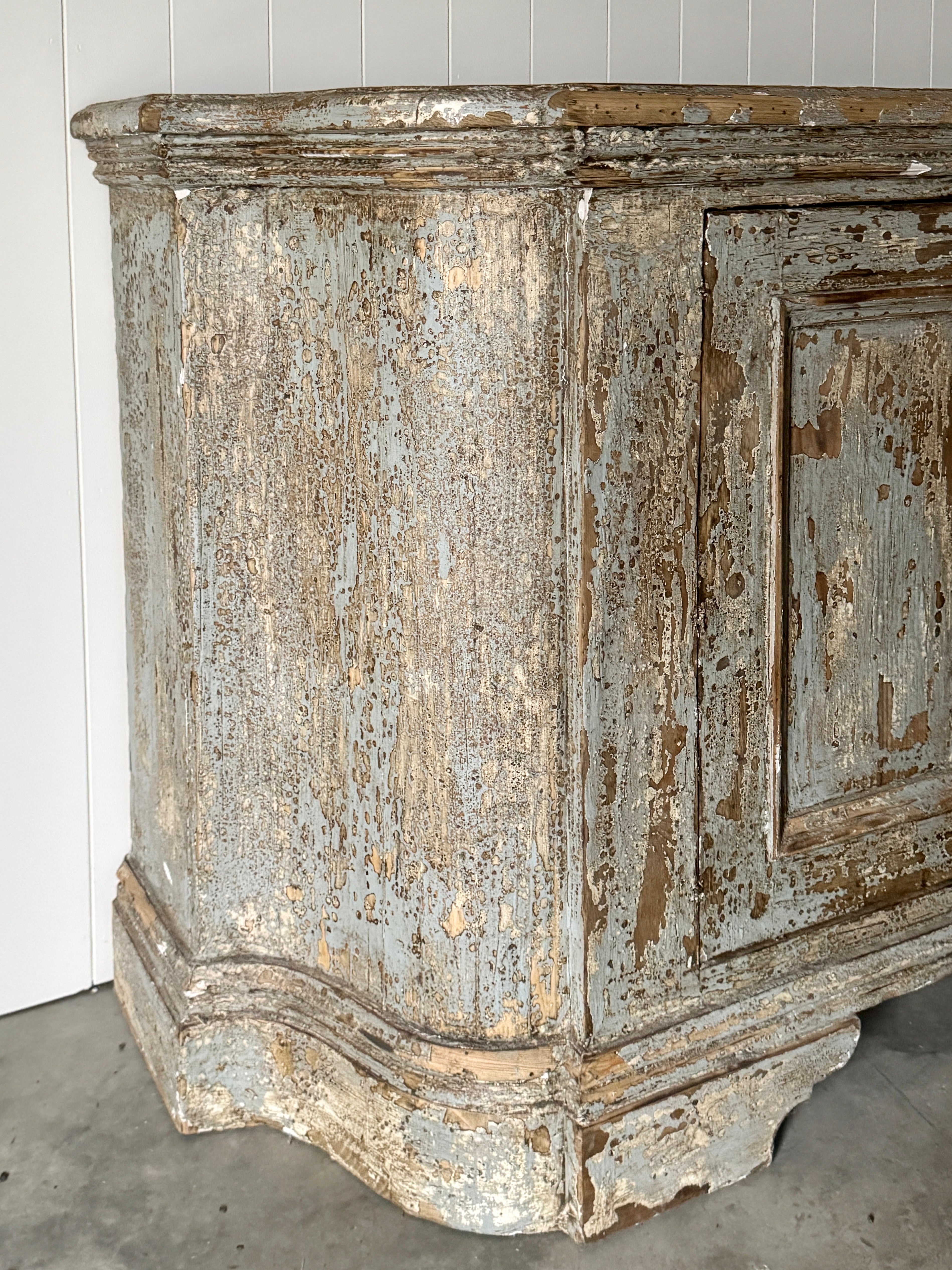 Superbe buffet de reproduction fabriqué à partir de bois toscan récupéré