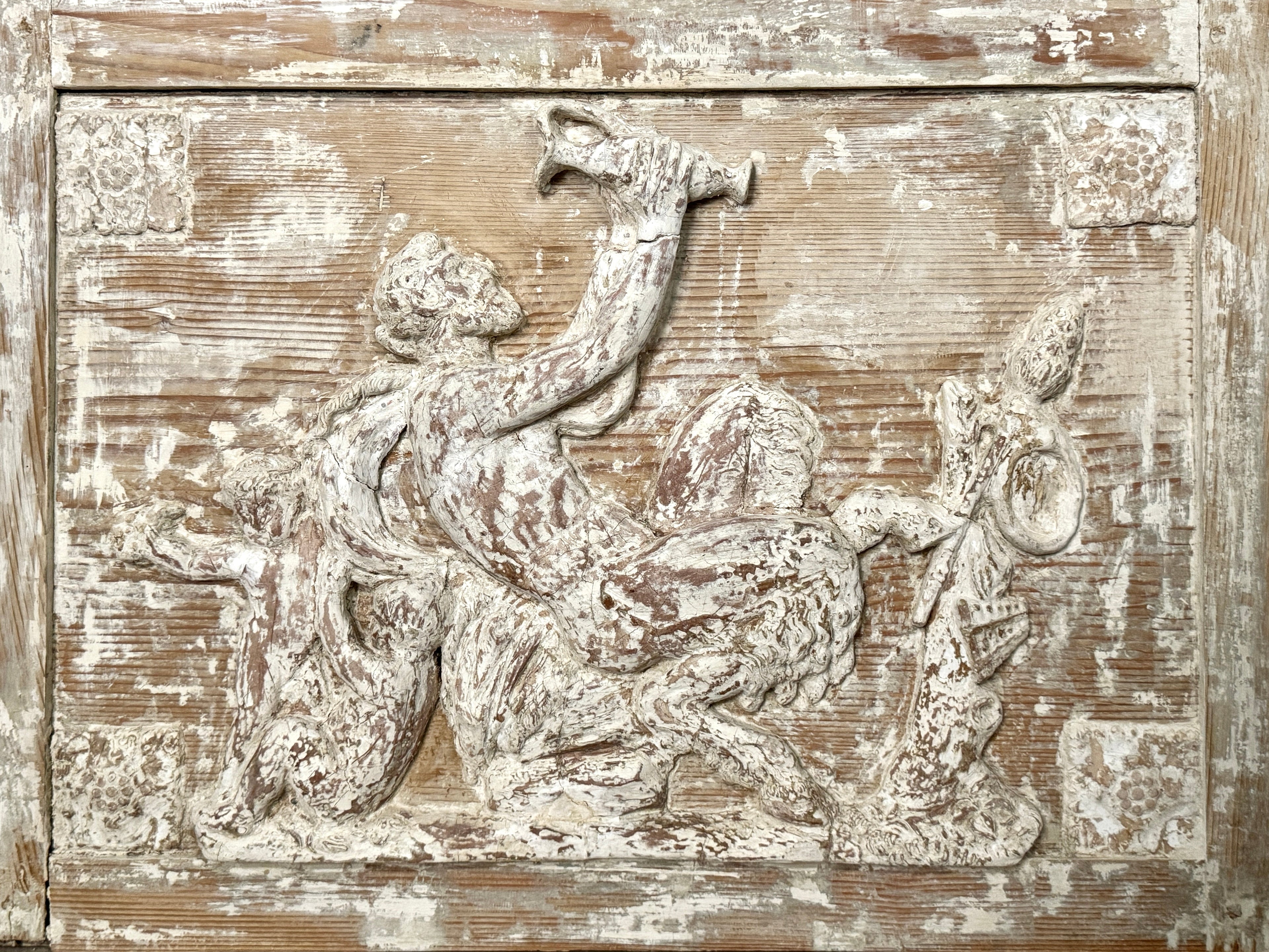 Terre cuite néoclassique de la fin du XVIIIe siècle sculptée sur panneau de pin d'époque Directoire