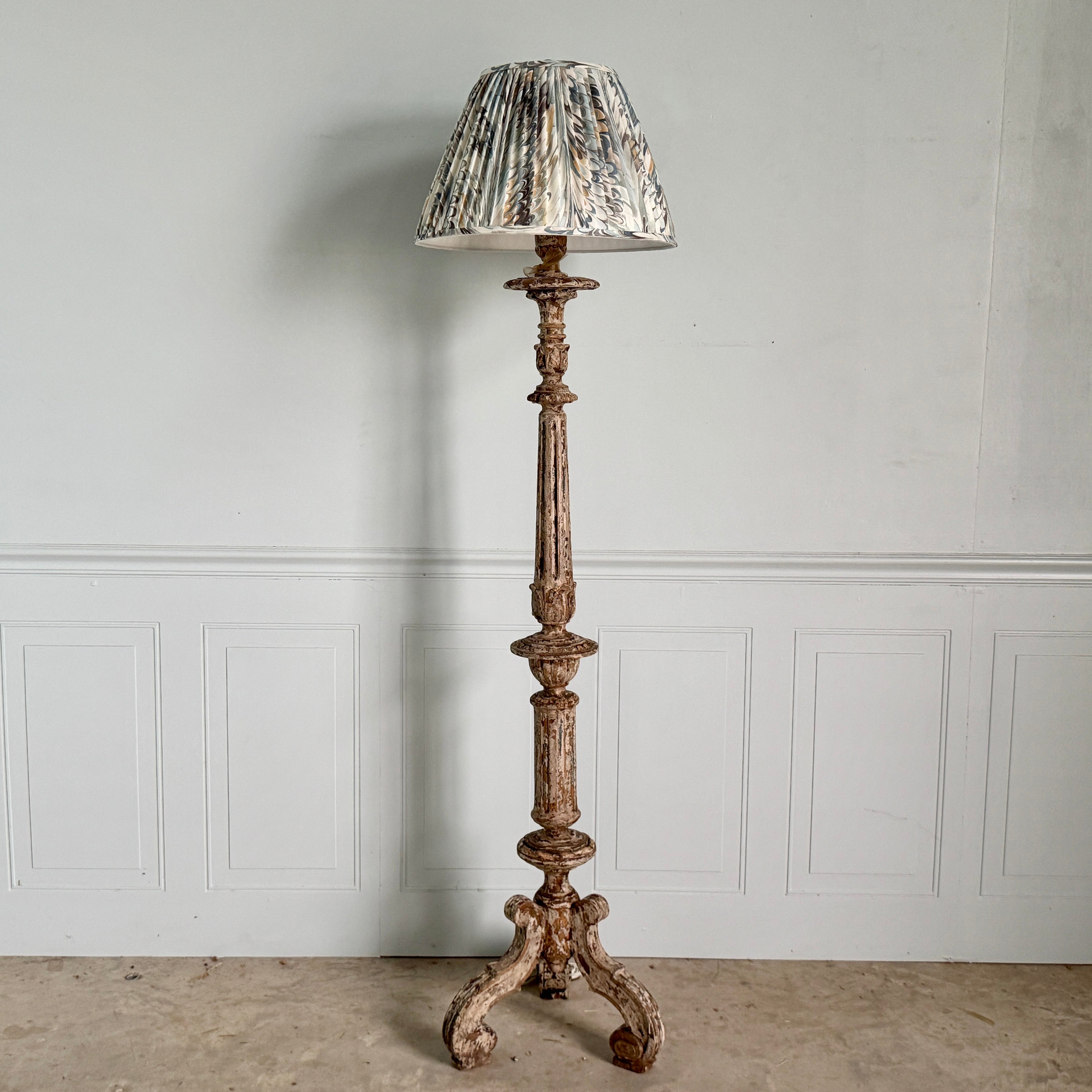 Lampadaire chandelier de style espagnol avec abat-jour plissé marbré