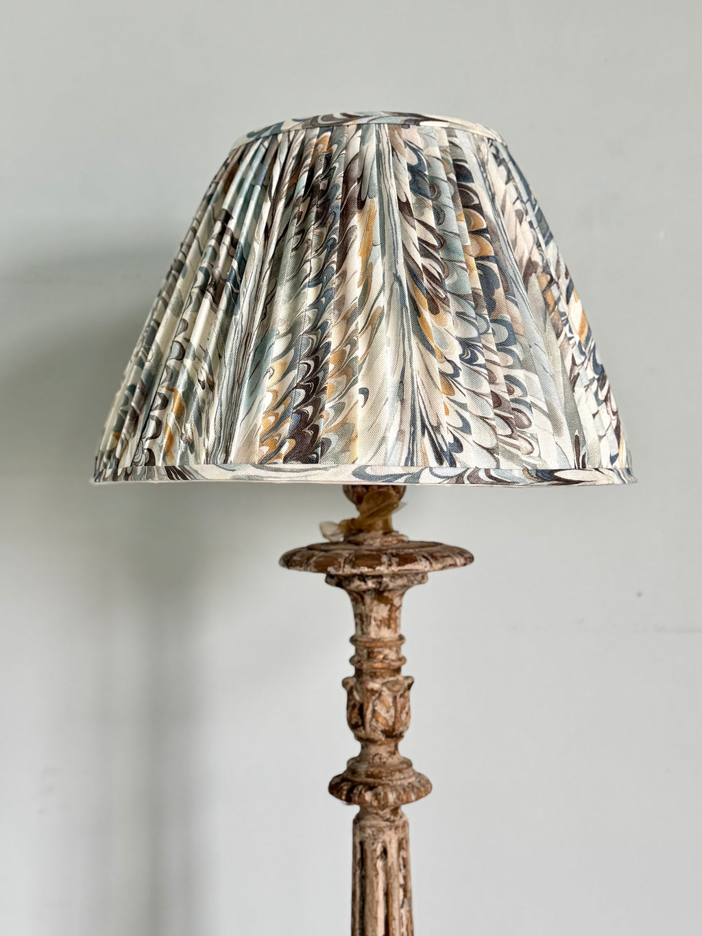Lampadaire chandelier de style espagnol avec abat-jour plissé marbré