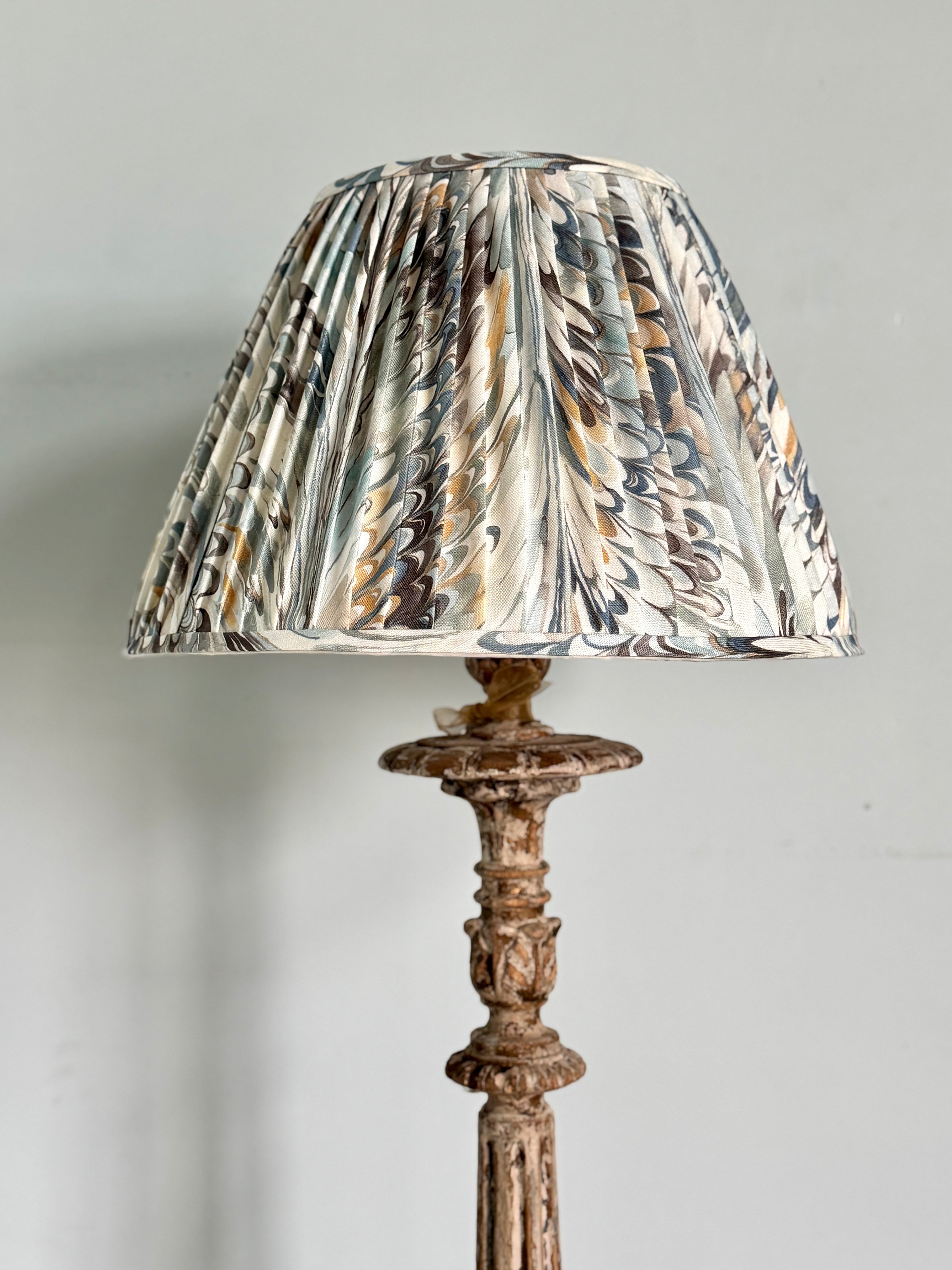 Lampadaire chandelier de style espagnol avec abat-jour plissé marbré