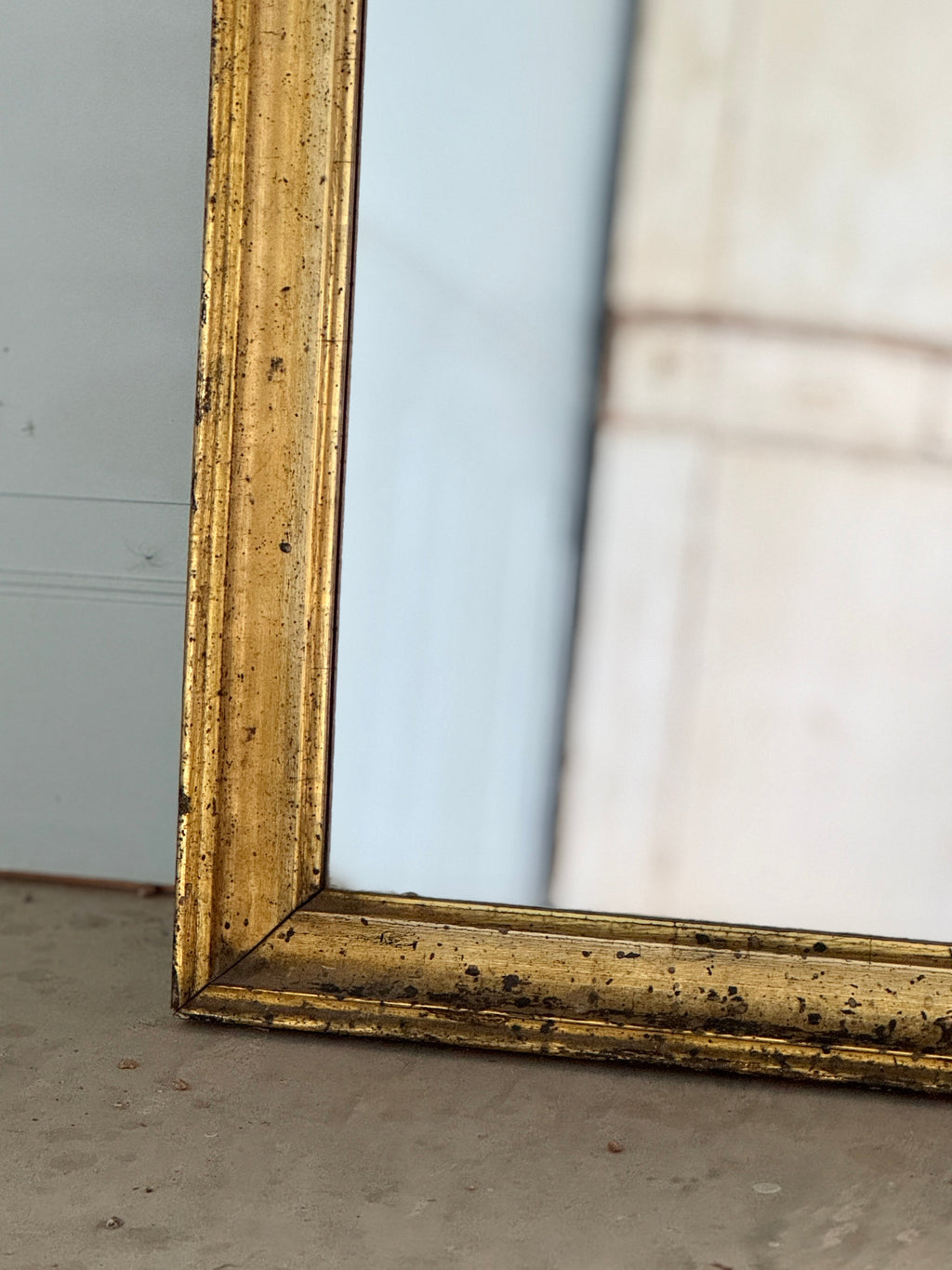 Miroir ancien français doré à patine vieillie