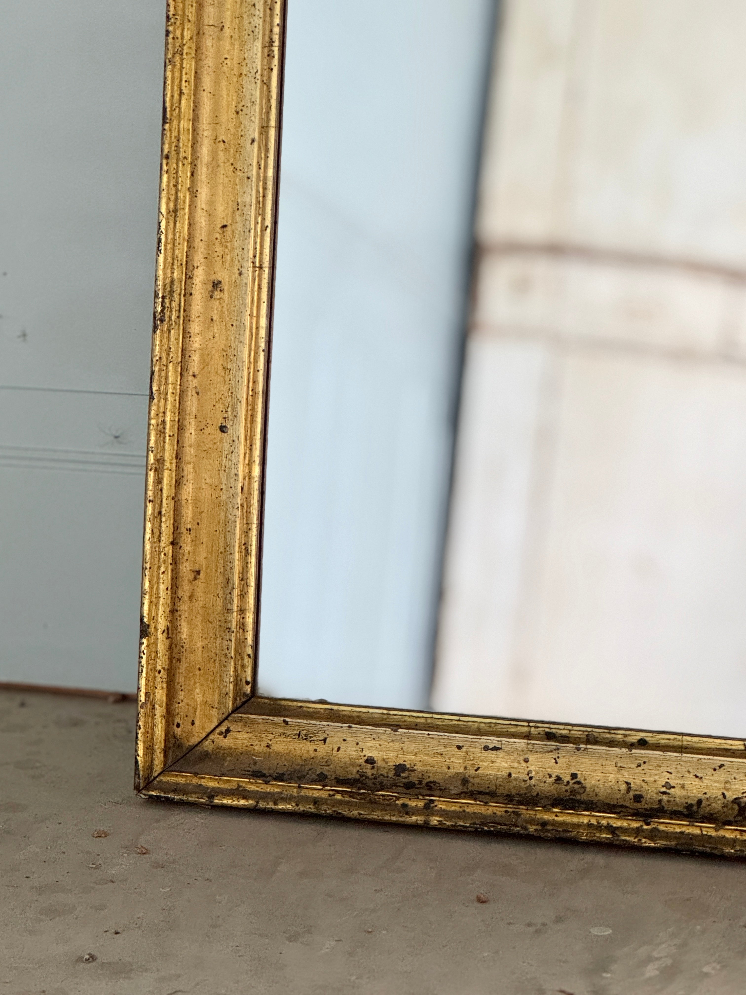 Miroir ancien français doré à patine vieillie
