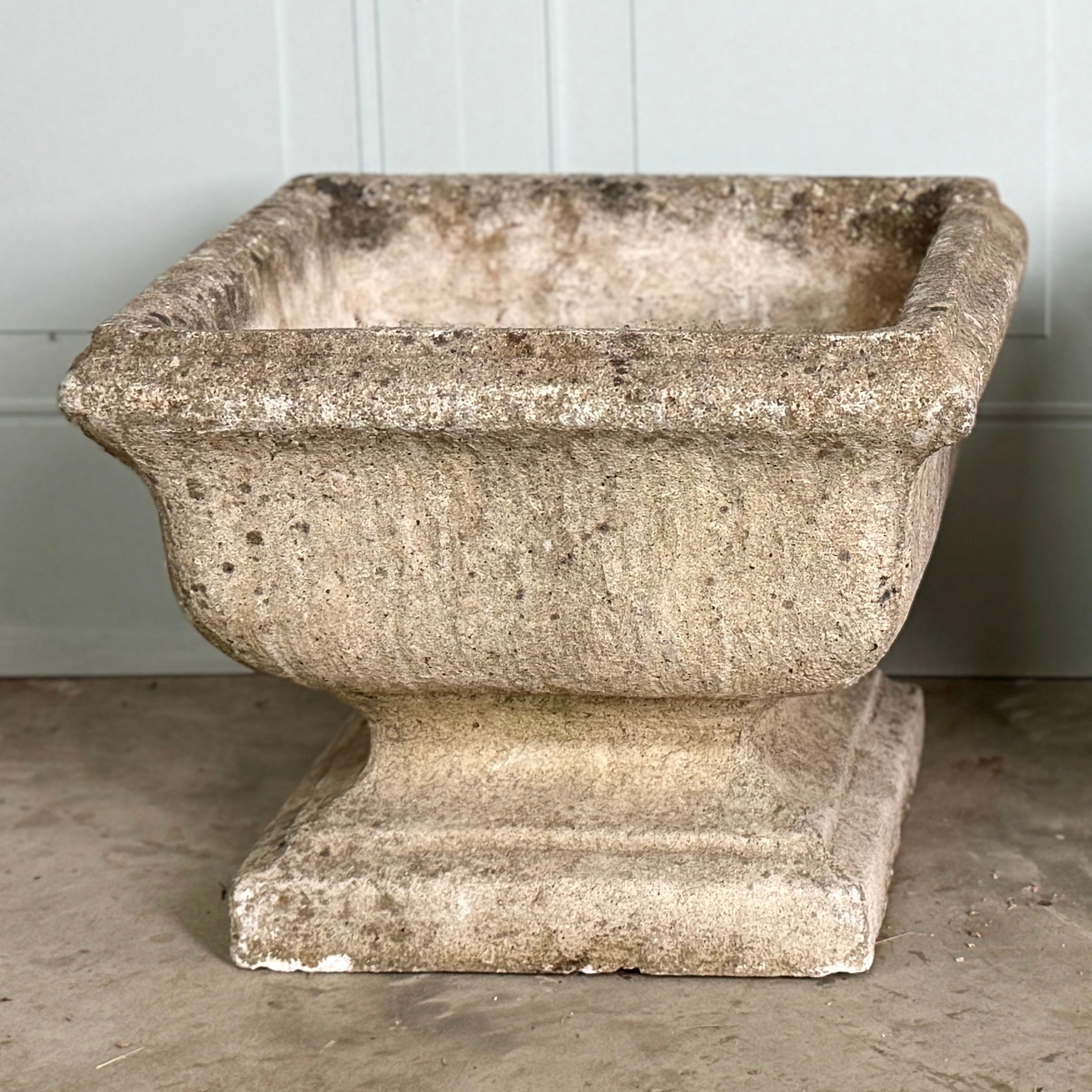 Paire de jardinières en béton du XXe siècle, magnifiquement vieillies