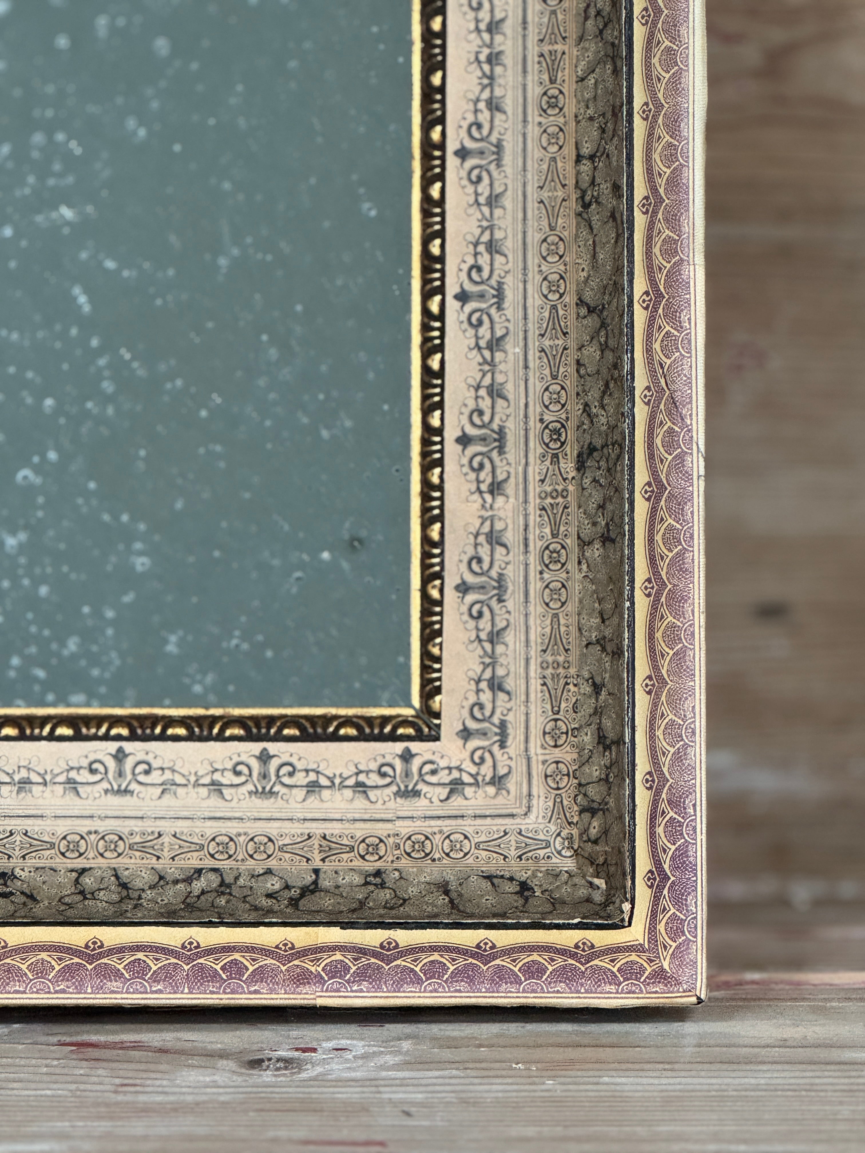 Cadre fait main avec miroir antique