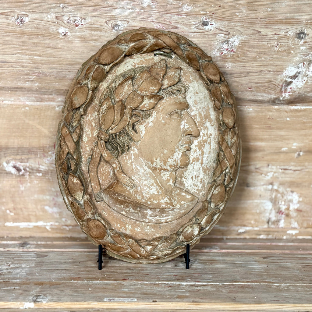Relief en terre cuite toscane du XVIIIe siècle représentant un empereur romain