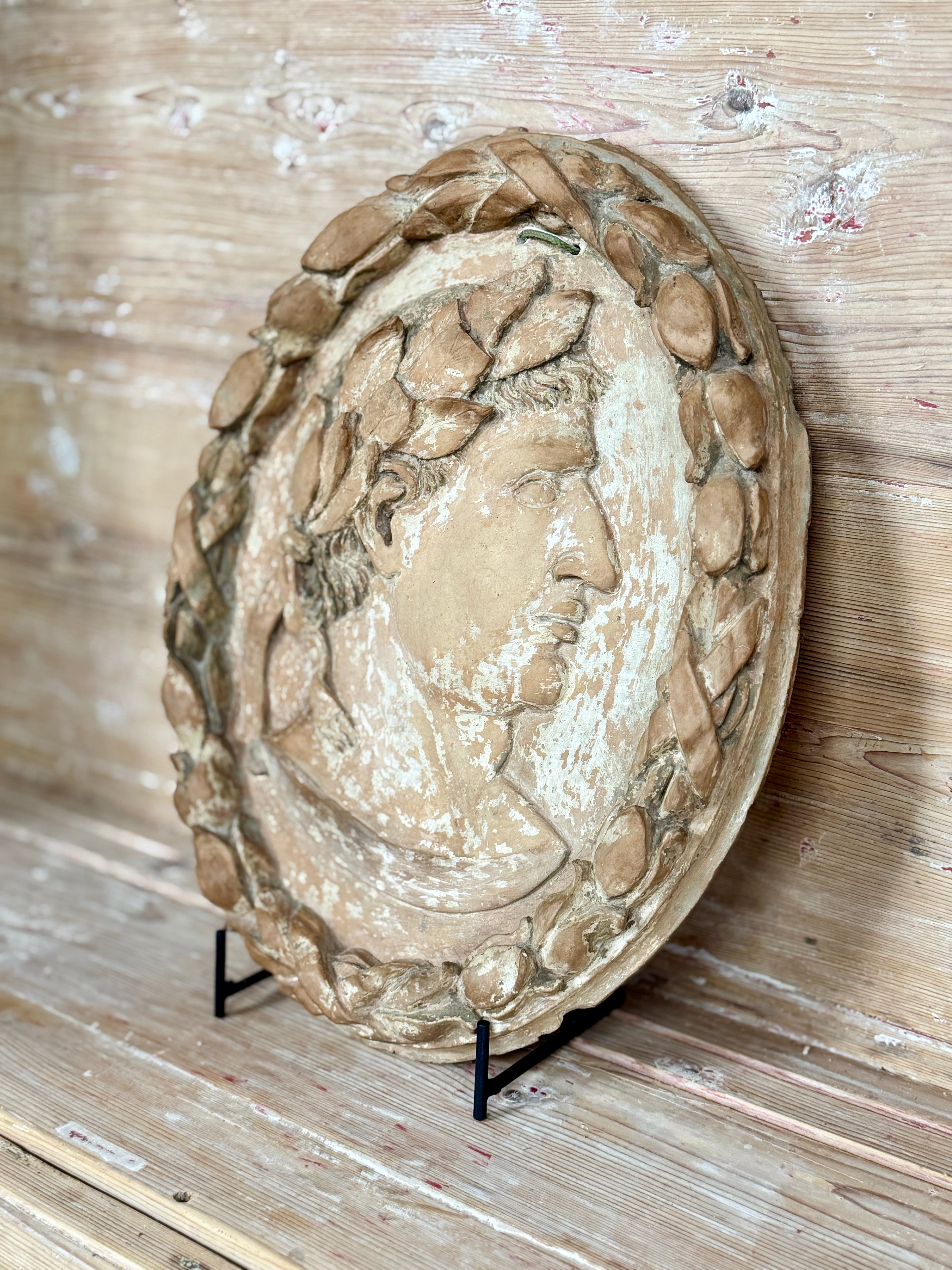 Relief en terre cuite toscane du XVIIIe siècle représentant un empereur romain
