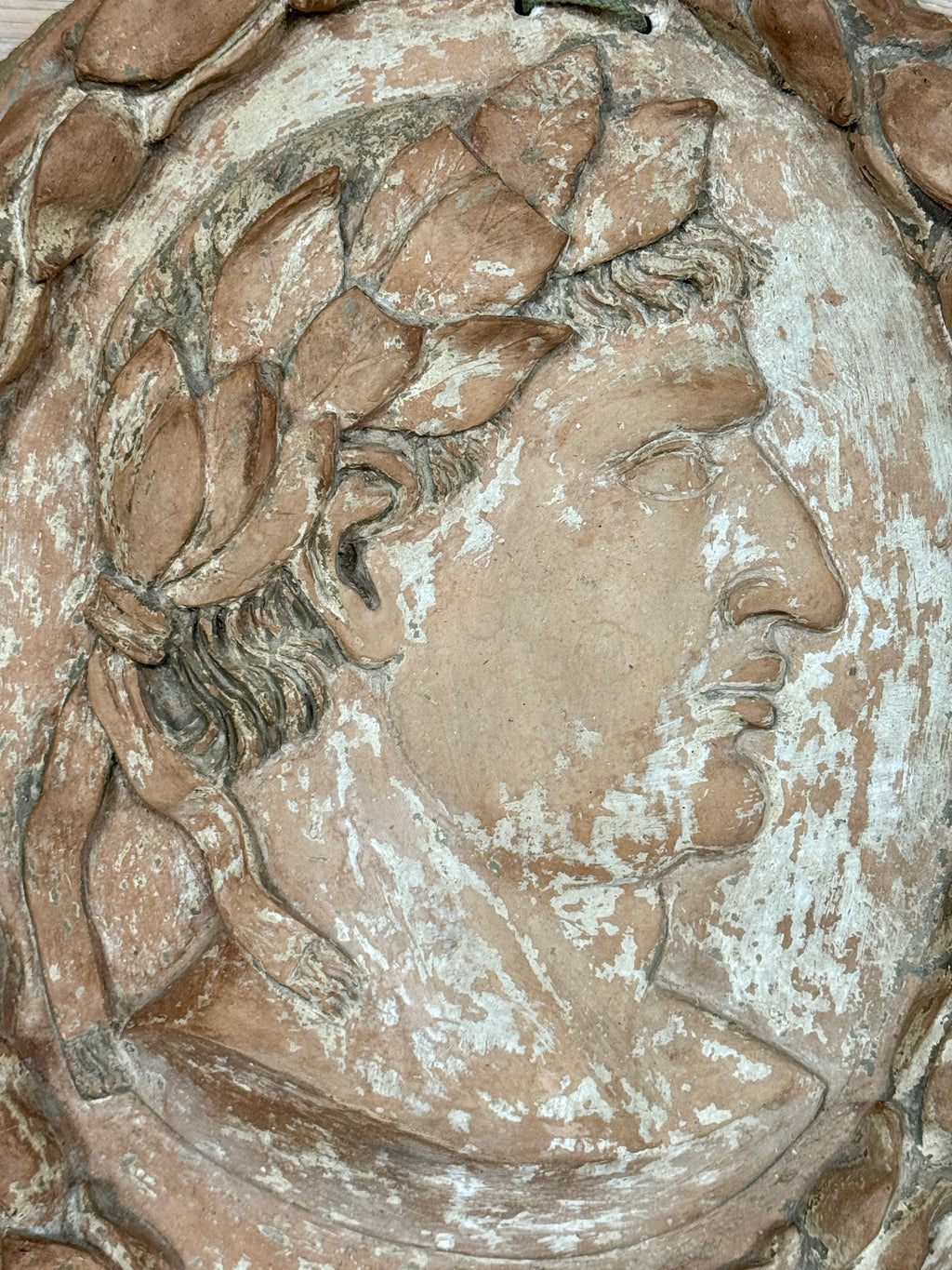 Relief en terre cuite toscane du XVIIIe siècle représentant un empereur romain