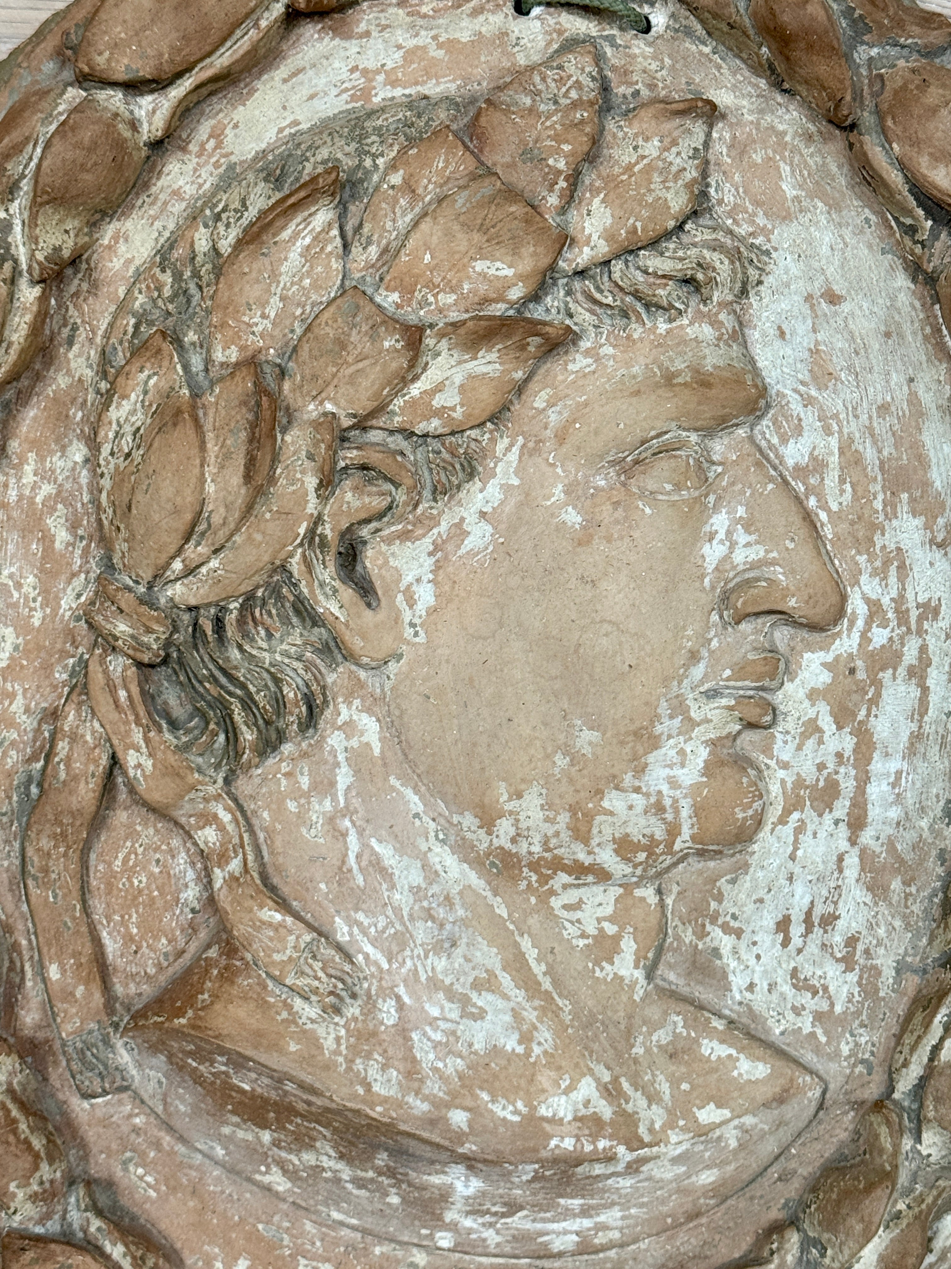 Relief en terre cuite toscane du XVIIIe siècle représentant un empereur romain
