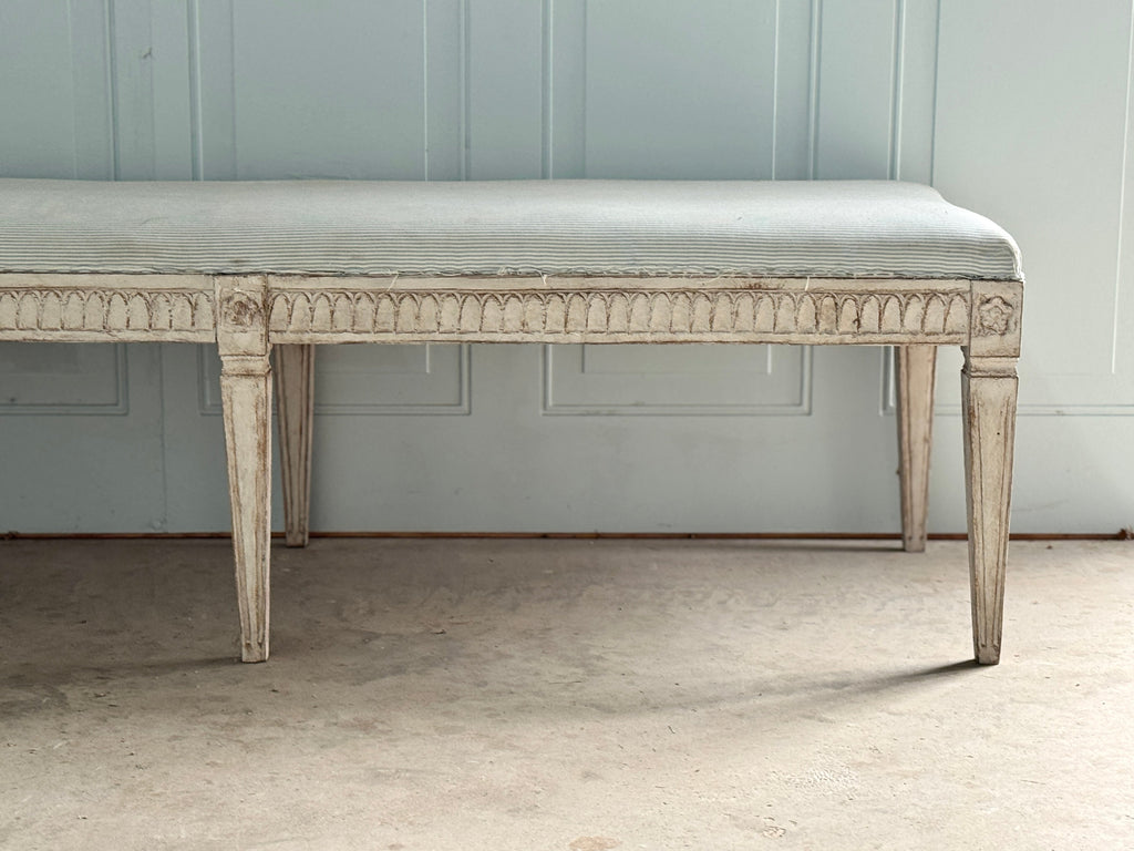 Banc sculpté à la main de style gustavien suédois (vers 1880) avec un nouveau revêtement à rayures