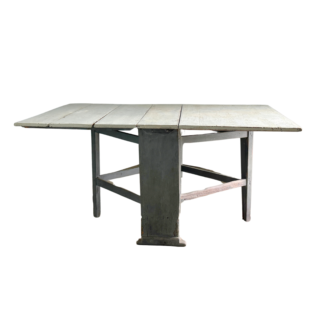 Table suédoise antique à pieds en forme de porte, vers 1820-1840