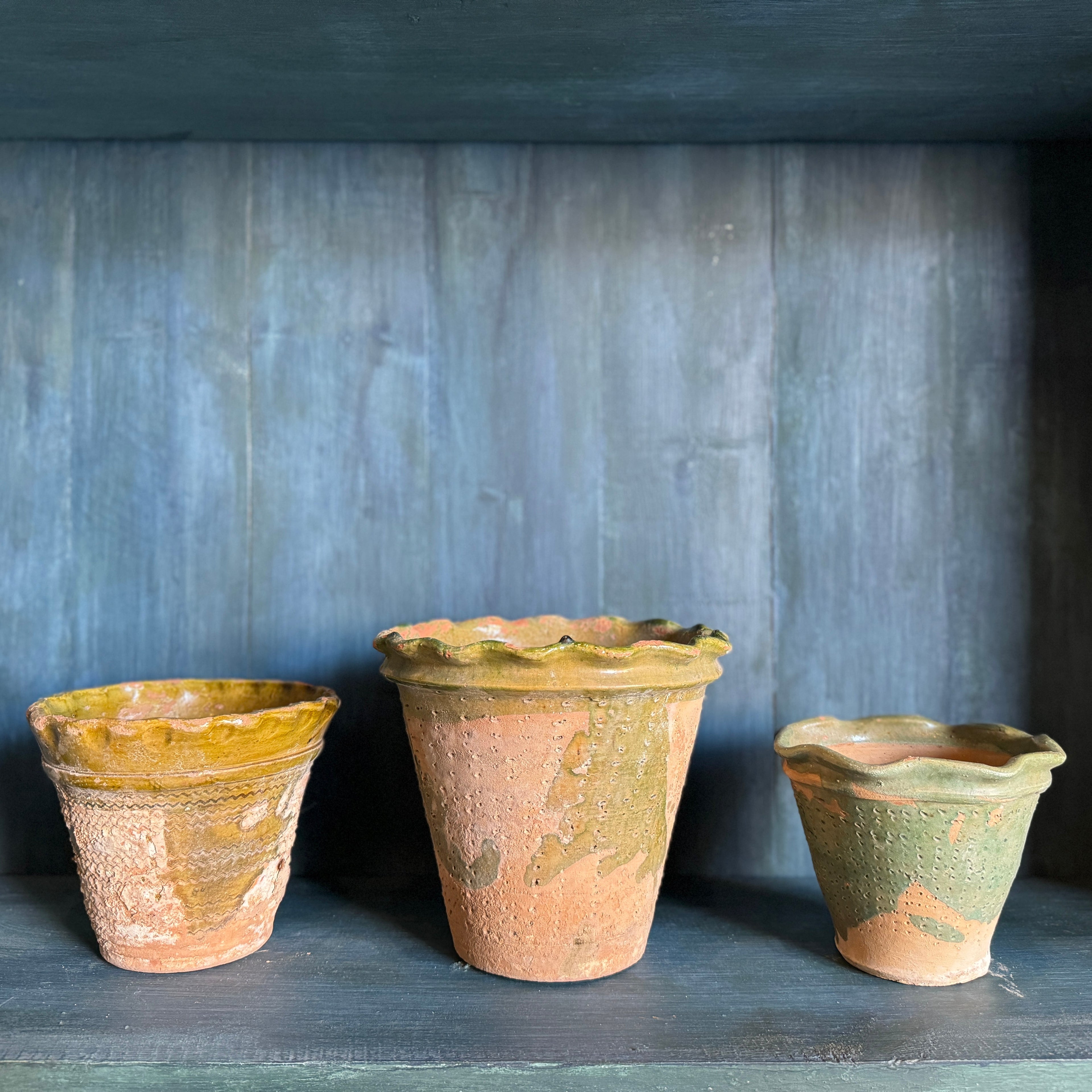 Pot en terre cuite festonné vintage avec détails émaillés verts 
