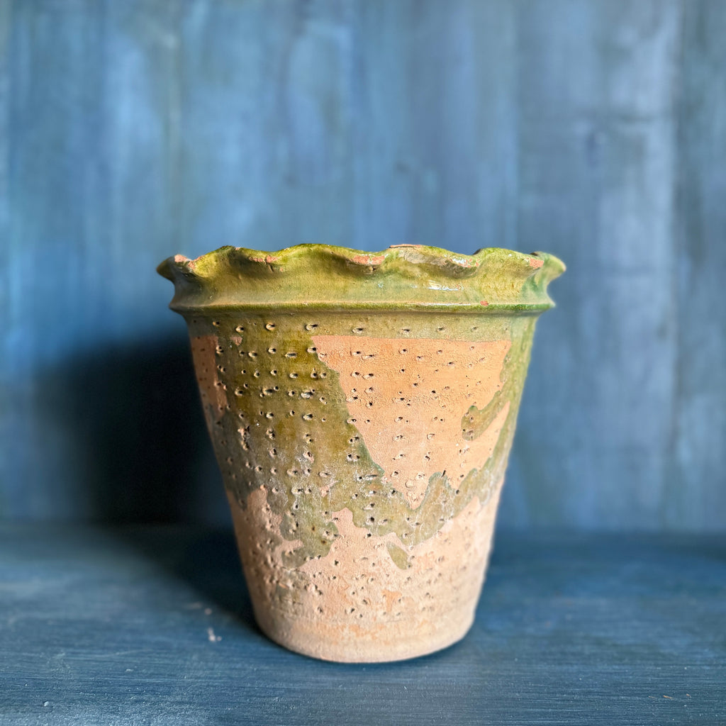 Pot en terre cuite festonné vintage avec détails émaillés verts 