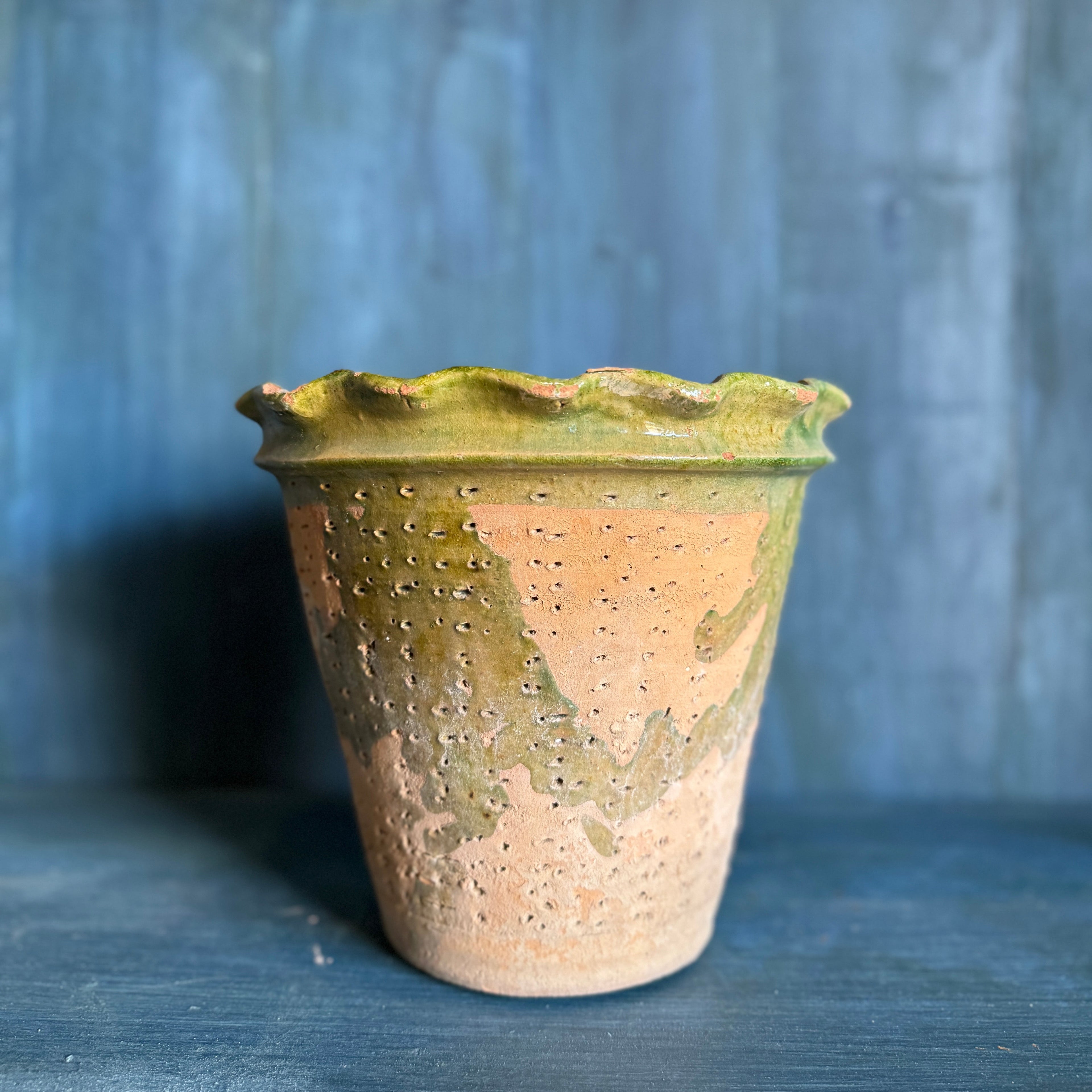Pot en terre cuite festonné vintage avec détails émaillés verts 