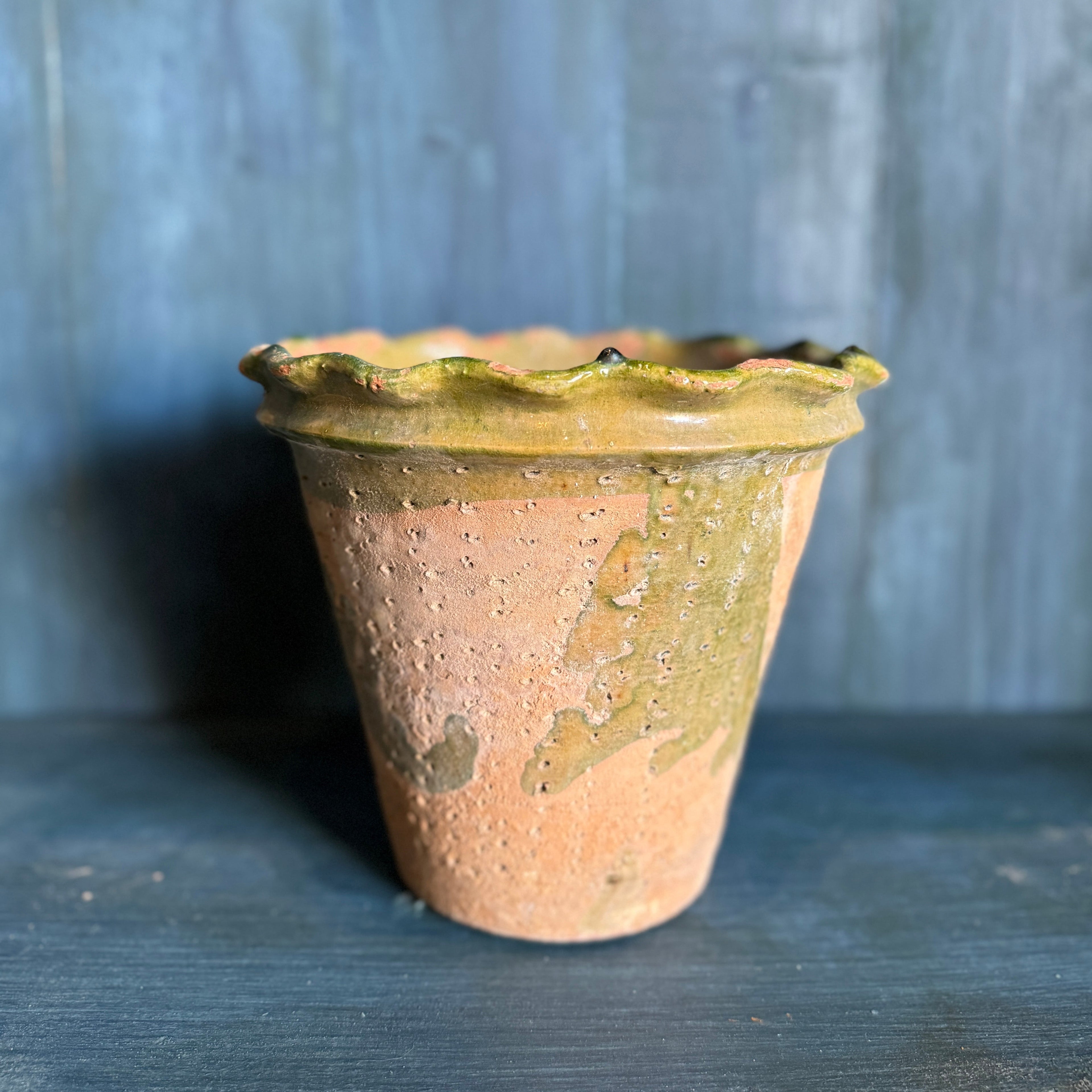 Pot en terre cuite festonné vintage avec détails émaillés verts 