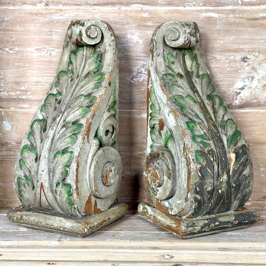 Paire de bases de consoles belges anciennes en bois sculpté