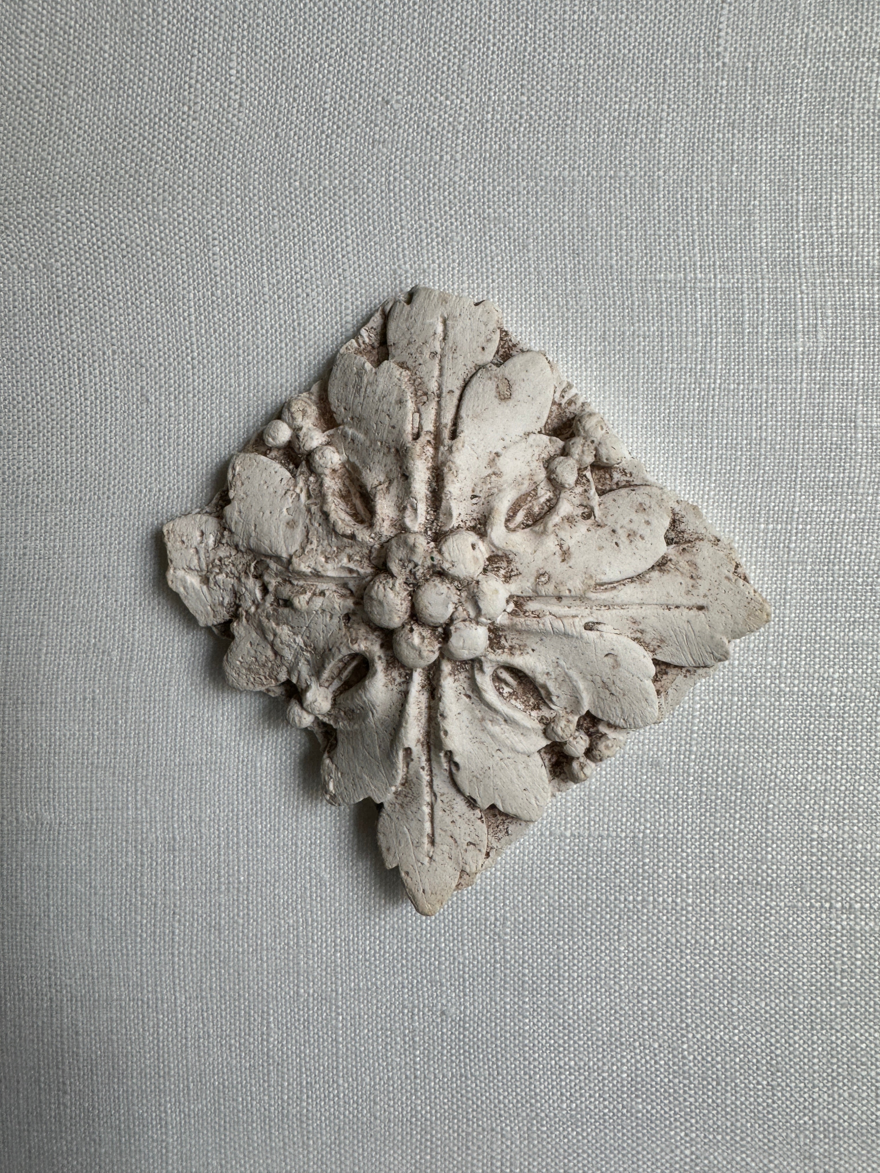 Fragment de plâtre monté sur lin dans des cadres faits à la main