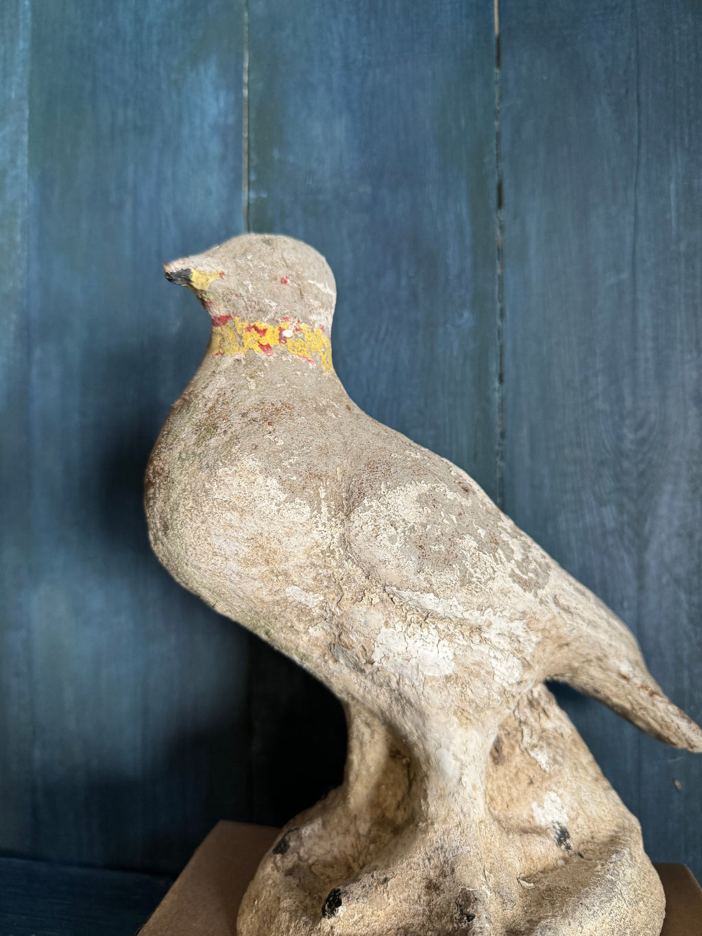 Sculpture antique en béton représentant une colombe de Belgique