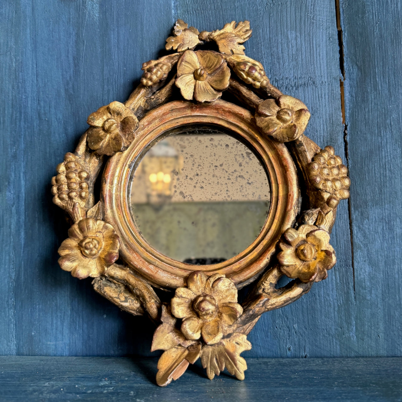 Cadre doré antique magnifiquement sculpté avec nouveau miroir