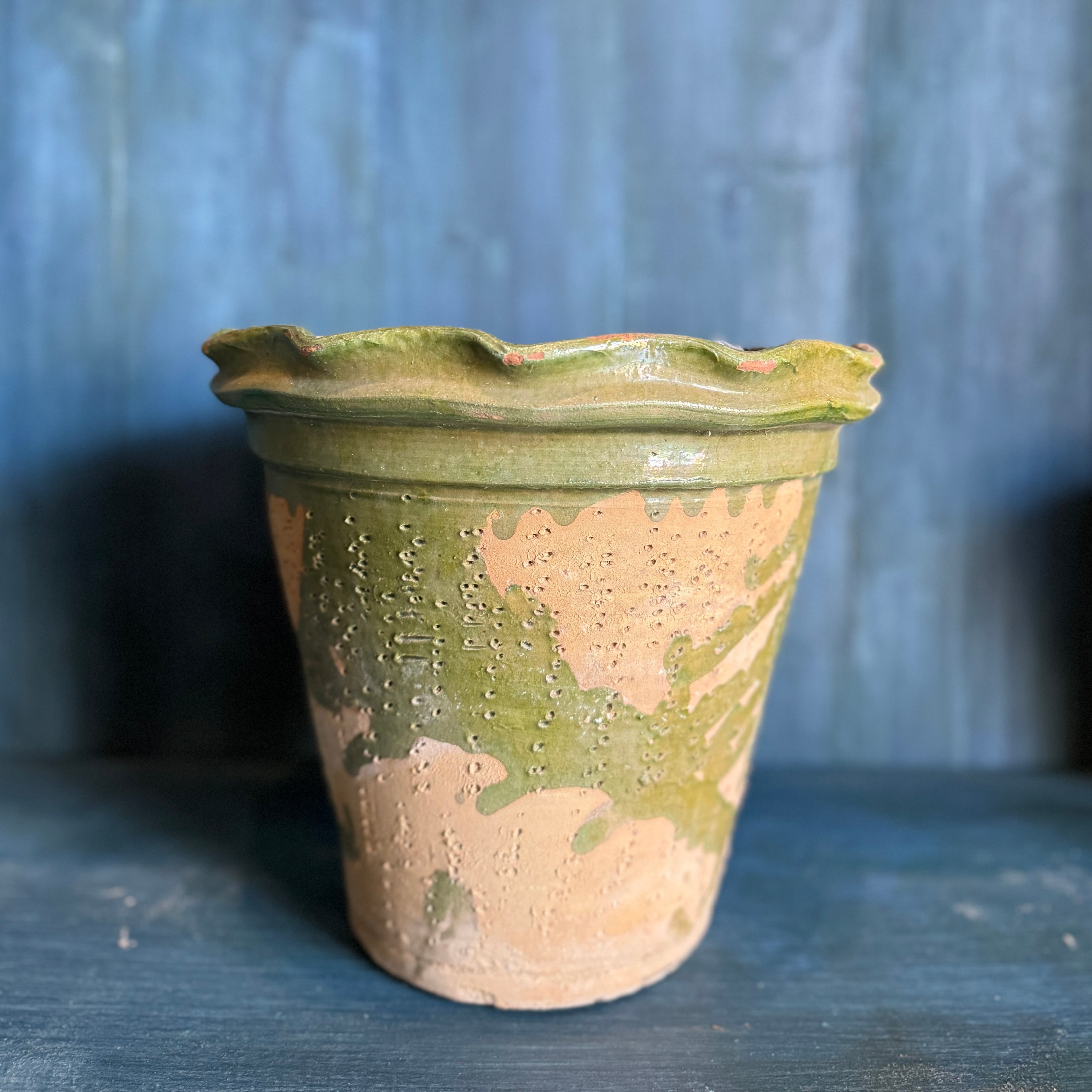 Pot en terre cuite festonné vintage avec détails émaillés verts 