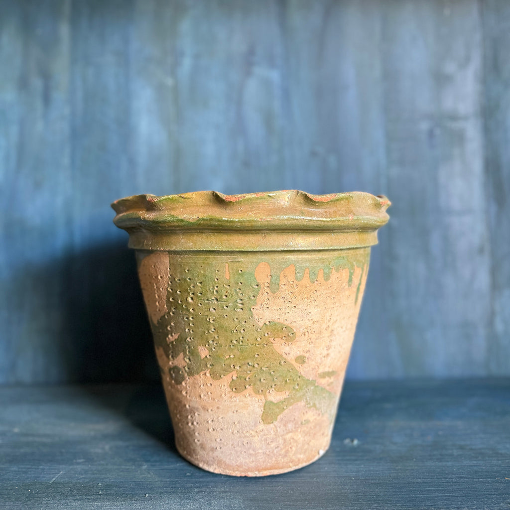 Pot en terre cuite festonné vintage avec détails émaillés verts 