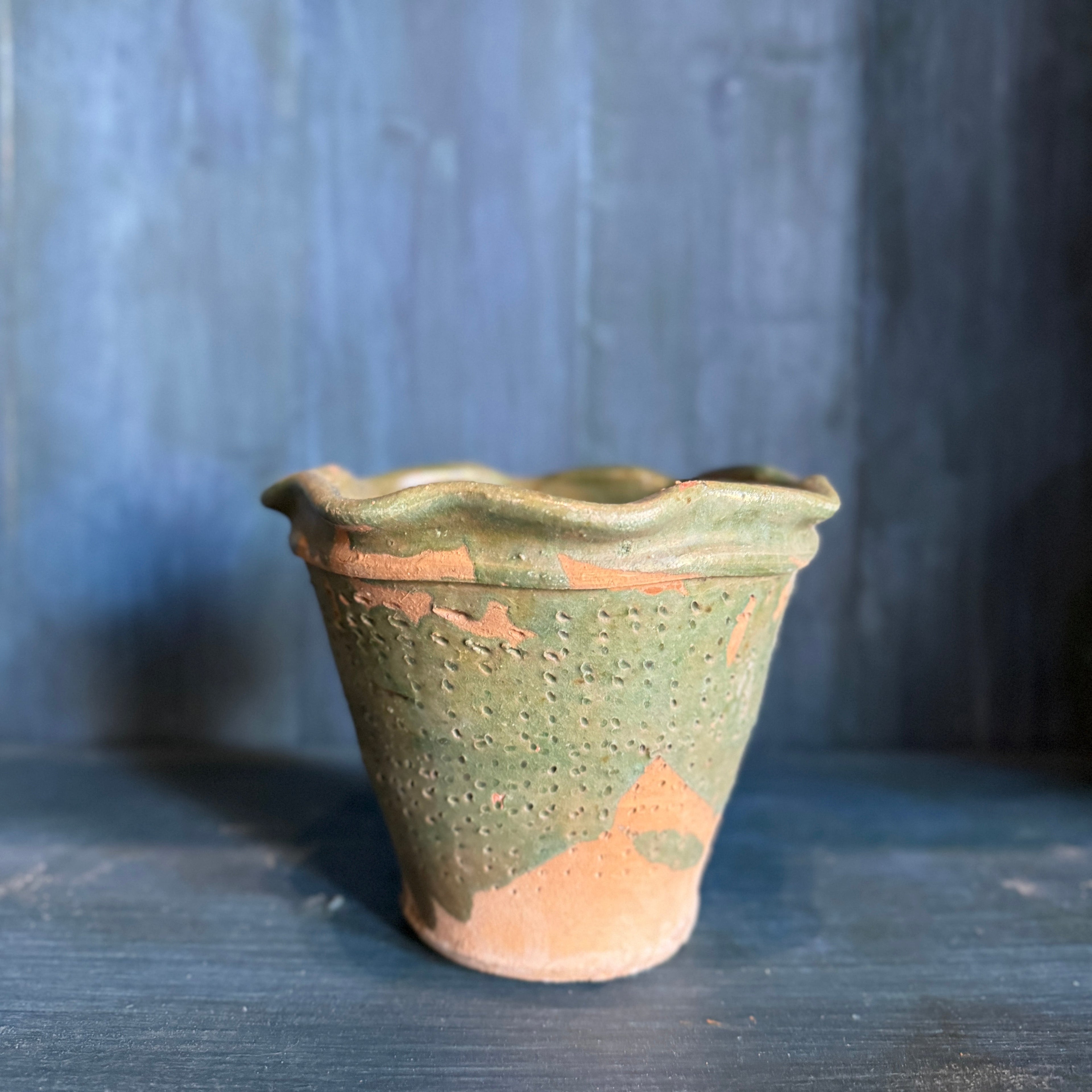 Pot en terre cuite festonné vintage avec détails émaillés verts 