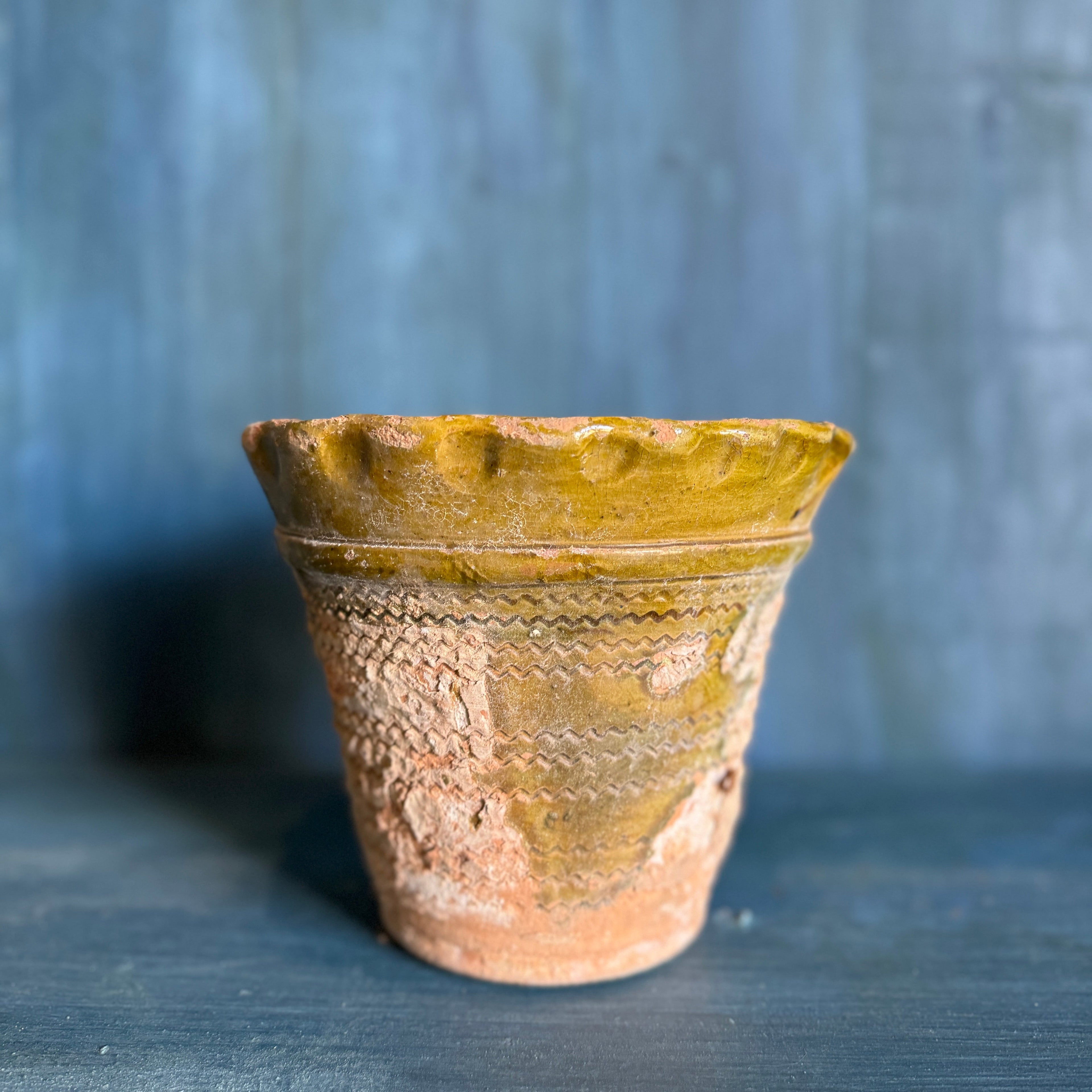 Pot en terre cuite festonné vintage avec détails émaillés verts 